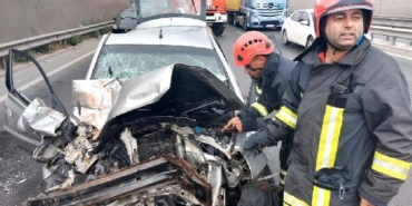 Otomobil iş makinesine çarptı sürücü ağır yaralı