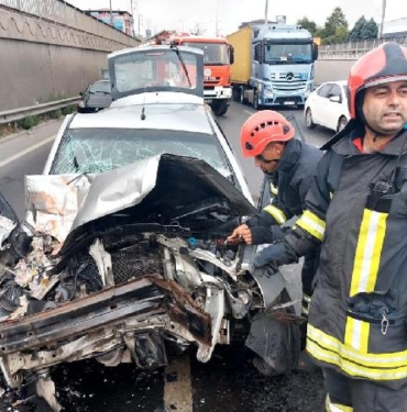 Otomobil iş makinesine çarptı sürücü ağır yaralı