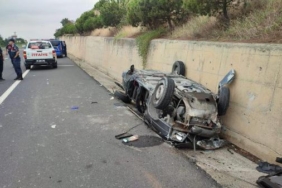 Otomobil, istinat duvarına çarptı; 2'si çocuk, 4 yaralı 39 Otomobil istinat duvarına çarptı 2si çocuk 4 yaralı