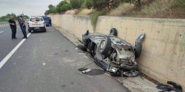 Otomobil, istinat duvarına çarptı; 2'si çocuk, 4 yaralı 2 Otomobil istinat duvarına çarptı 2si çocuk 4 yaralı