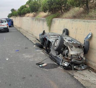 Otomobil istinat duvarına çarptı 2si çocuk 4 yaralı