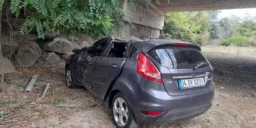 Otomobil, köprüden uçtu: 1'i bebek, 4 yaralı 35 Otomobil köprüden uçtu 1i bebek 4 yaralı