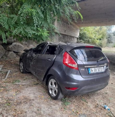 Otomobil, köprüden uçtu: 1'i bebek, 4 yaralı 5 Otomobil köprüden uçtu 1i bebek 4 yaralı