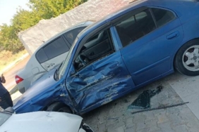 Otomobil park halindeki araçlara çarptı o anlar kamerada