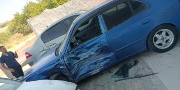 Otomobil, park halindeki araçlara çarptı; o anlar kamerada 1 Otomobil park halindeki araçlara çarptı o anlar kamerada