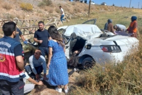 Otomobil şarampole yuvarlandı: 1 ölü, 3 yaralı 13 Otomobil şarampole yuvarlandı 1 ölü 3 yaralı