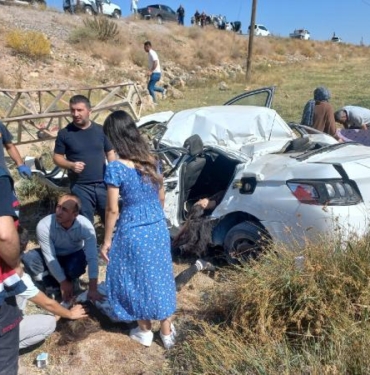 Otomobil şarampole yuvarlandı 1 ölü 3 yaralı