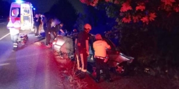 Otomobil şarampole yuvarlanıp ağaca çarptı; baba ve oğlu öldü, 2 kişi yaralandı 32 Otomobil şarampole yuvarlanıp ağaca çarptı baba ve oğlu öldü 2 kişi yaralandı