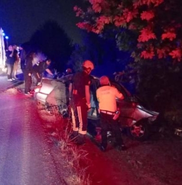 Otomobil şarampole yuvarlanıp ağaca çarptı baba ve oğlu öldü 2 kişi yaralandı