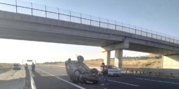 Otomobil takla attı 1 ölü 1 yaralı