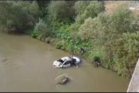 Otomobil Yeşilırmaka uçtu 1i çocuk 5 yaralı