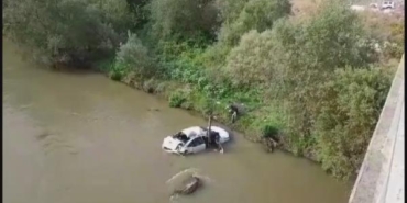 Otomobil, Yeşilırmak'a uçtu: 1'i çocuk 5 yaralı 25 Otomobil Yeşilırmaka uçtu 1i çocuk 5 yaralı