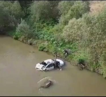 Otomobil, Yeşilırmak'a uçtu: 1'i çocuk 5 yaralı 5 Otomobil Yeşilırmaka uçtu 1i çocuk 5 yaralı