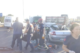 Otomobil yol kenarında park halindeki TIRa çarptı 4 ölü 2 yaralı 2