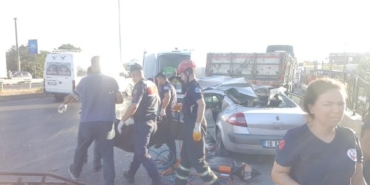 Otomobil yol kenarında park halindeki TIRa çarptı 4 ölü 2 yaralı 2