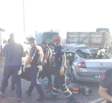 Otomobil yol kenarında park halindeki TIRa çarptı 4 ölü 2 yaralı 2