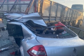 Otomobil yol kenarında park halindeki TIRa çarptı 4 ölü 2 yaralı