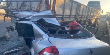 Otomobil yol kenarında park halindeki TIRa çarptı 4 ölü 2 yaralı