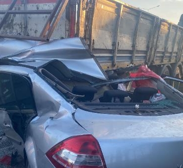 Otomobil, yol kenarında park halindeki TIR'a çarptı: 4 ölü, 2 yaralı 2 Otomobil yol kenarında park halindeki TIRa çarptı 4 ölü 2 yaralı