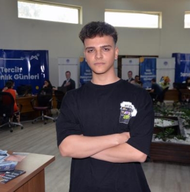 Otomobilde hazırlandığı sınavda 5 bin 305inci oldu avukatlık hayali kuruyor