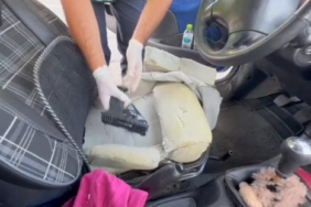 Otomobilde koltuğa gizlenmiş ruhsatsız tabanca ve uyuşturucu ele geçirildi