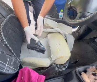 Otomobilde koltuğa gizlenmiş ruhsatsız tabanca ve uyuşturucu ele geçirildi