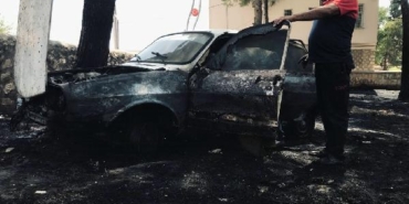 Otomobildeki yangın, ağaçlara da sıçradı 25 Otomobildeki yangın ağaçlara da sıçradı