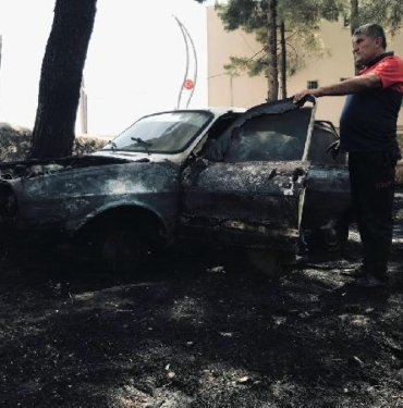 Otomobildeki yangın, ağaçlara da sıçradı 5 Otomobildeki yangın ağaçlara da sıçradı