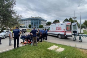 Otomobilin çarptığı motosikletteki 2 kişi yaralandı kaza anı kamerada