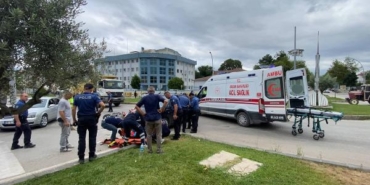 Otomobilin çarptığı motosikletteki 2 kişi yaralandı; kaza anı kamerada 15 Otomobilin çarptığı motosikletteki 2 kişi yaralandı kaza anı kamerada