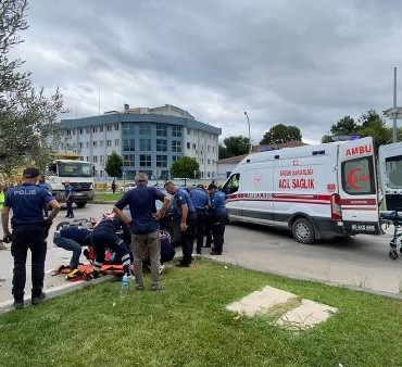 Otomobilin çarptığı motosikletteki 2 kişi yaralandı kaza anı kamerada