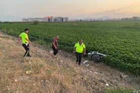 Otomobilin çarptığı motosikletteki anne öldü eşi ve çocuğu yaralandı