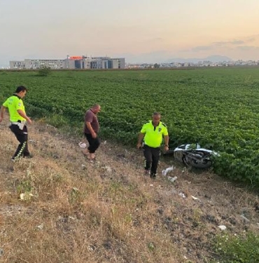 Otomobilin çarptığı motosikletteki anne öldü eşi ve çocuğu yaralandı