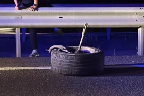 Otomobilin lastiği çıktı çarpan minibüs şarampole düştü 3 yaralı