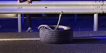 Otomobilin lastiği çıktı, çarpan minibüs şarampole düştü: 3 yaralı 30 Otomobilin lastiği çıktı çarpan minibüs şarampole düştü 3 yaralı