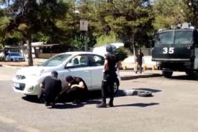 Otomobilinin lastiği patlayan sürücüye TOMAda görevli polisler yardım etti