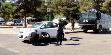 Otomobilinin lastiği patlayan sürücüye TOMAda görevli polisler yardım etti