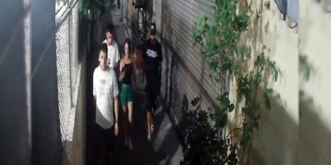 Otostop yapan kadın için durdu, otomobili gasbedildi 40 Otostop yapan kadın için durdu otomobili gasbedildi