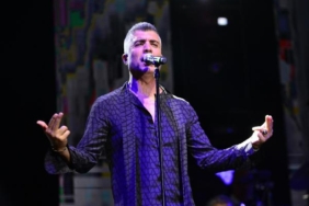 Özcan Denizden Orhan Gencebaya sahnede doğum günü sürprizi