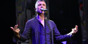 Özcan Denizden Orhan Gencebaya sahnede doğum günü sürprizi