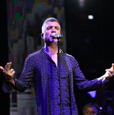 Özcan Deniz'den Orhan Gencebay'a sahnede doğum günü sürprizi 5 Özcan Denizden Orhan Gencebaya sahnede doğum günü sürprizi