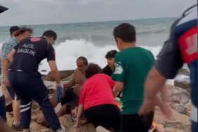 ÖZEL Arnavutköyde yasağa rağmen denize girenler son anda kurtarıldı