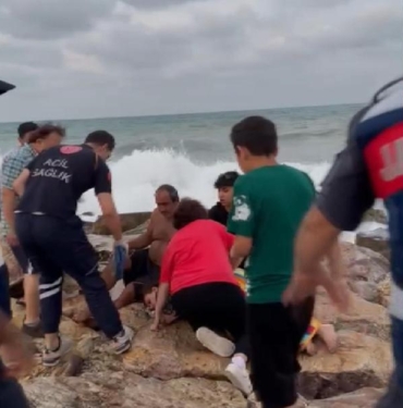 ÖZEL Arnavutköyde yasağa rağmen denize girenler son anda kurtarıldı