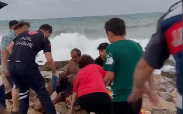 ÖZEL Arnavutköyde yasağa rağmen denize girenler son anda kurtarıldı