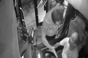 Özel halk otobüsü şoförü ile yolcu kavga etti; o anlar kamerada 31 Özel halk otobüsü şoförü ile yolcu kavga etti o anlar kamerada