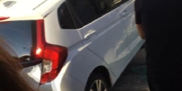 (Özel) Kadıköy'de otomobil berbere girdi: 1’i çocuk 4 yaralı 28 Özel Kadıköyde otomobil berbere girdi 1i çocuk 4 yaralı