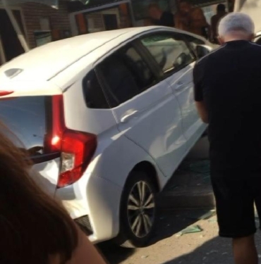 Özel Kadıköyde otomobil berbere girdi 1i çocuk 4 yaralı