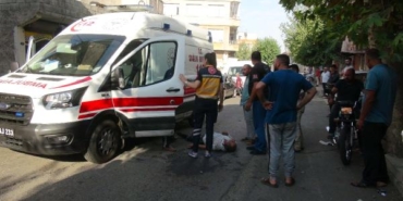 Park halindeki otomobile çarpan elektrikli motosikletin sürücüsü yaralandı