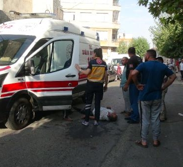 Park halindeki otomobile çarpan elektrikli motosikletin sürücüsü yaralandı 9 Park halindeki otomobile çarpan elektrikli motosikletin sürücüsü yaralandı