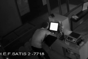 Parke taşı ile kapı kilidini kırıp yazar kasayı çaldı o anlar kamerada